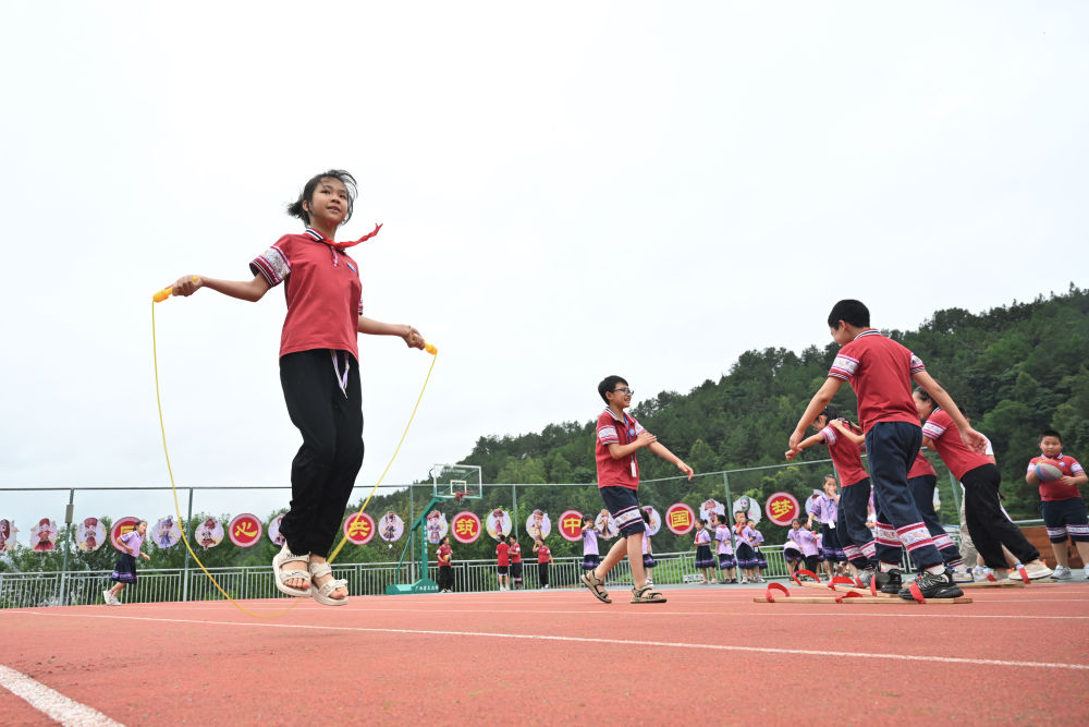 在广西桂林市龙胜各族自治县龙胜镇第二小学，学生在大课间跳绳（2024年6月26日摄）。