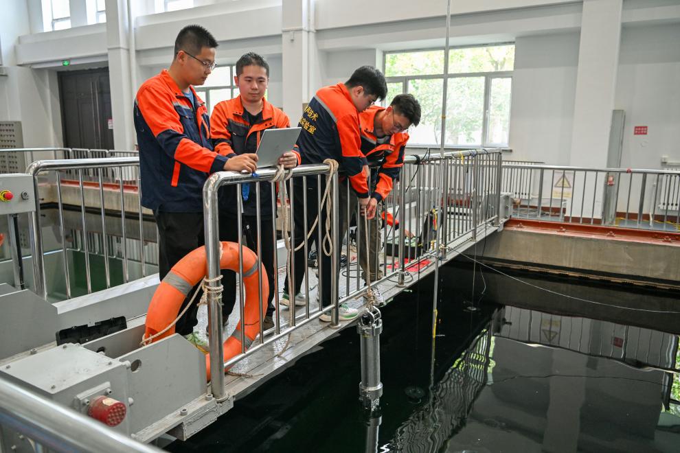 哈尔滨工程大学水声工程学院学生在进行技术实验。