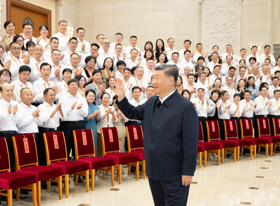 9月9日，党和国家领导人习近平、李强、蔡奇、丁薛祥等在北京接见参加庆祝第四十个教师节暨全国教育系统先进集体和先进个人表彰活动代表。