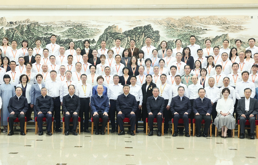 9月9日，党和国家领导人习近平、李强、蔡奇、丁薛祥等在北京接见参加庆祝第四十个教师节暨全国教育系统先进集体和先进个人表彰活动代表。