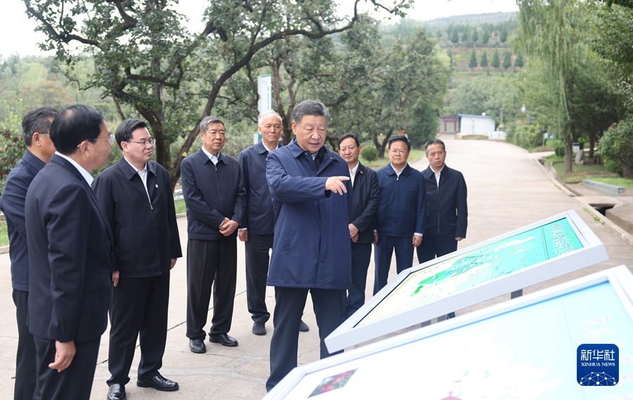 9月10日至13日，中共中央总书记、国家主席、中央军委主席习近平在甘肃考察。这是11日上午，习近平在天水市麦积区南山花牛苹果基地考察时，听取引洮供水工程情况汇报。