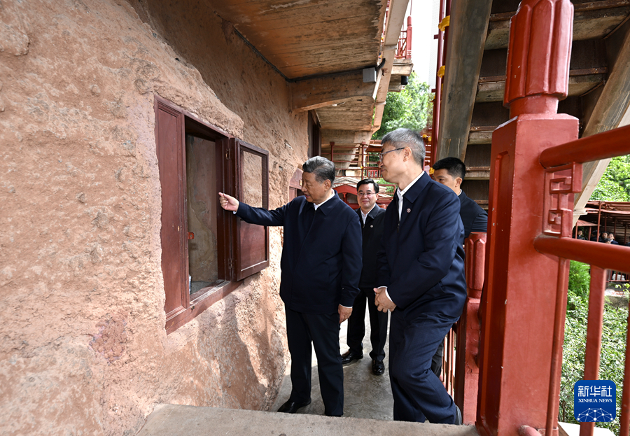 9月10日至13日，中共中央总书记、国家主席、中央军委主席习近平在甘肃考察。这是11日上午，习近平在天水市麦积山石窟考察。