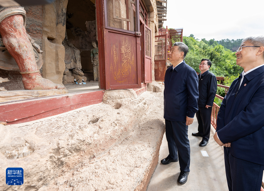 9月10日至13日，中共中央总书记、国家主席、中央军委主席习近平在甘肃考察。这是11日上午，习近平在天水市麦积山石窟考察。