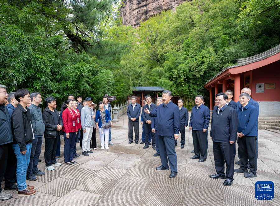 9月10日至13日，中共中央总书记、国家主席、中央军委主席习近平在甘肃考察。这是11日上午，习近平在天水市麦积山石窟考察时，同现场游客亲切交流。