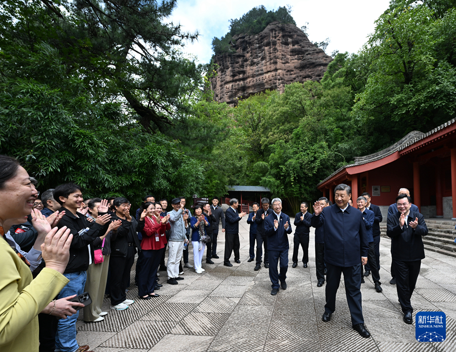 9月10日至13日，中共中央总书记、国家主席、中央军委主席习近平在甘肃考察。这是11日上午，习近平在天水市麦积山石窟考察时，向现场游客挥手致意。