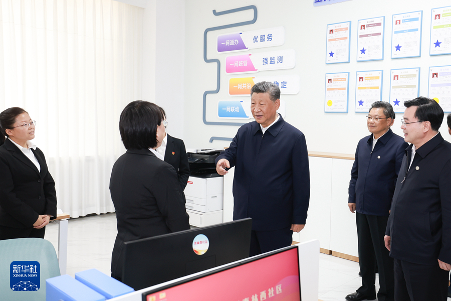 9月10日至13日，中共中央总书记、国家主席、中央军委主席习近平在甘肃考察。这是11日下午，习近平在兰州市安宁区枣林西社区党群服务中心考察。
