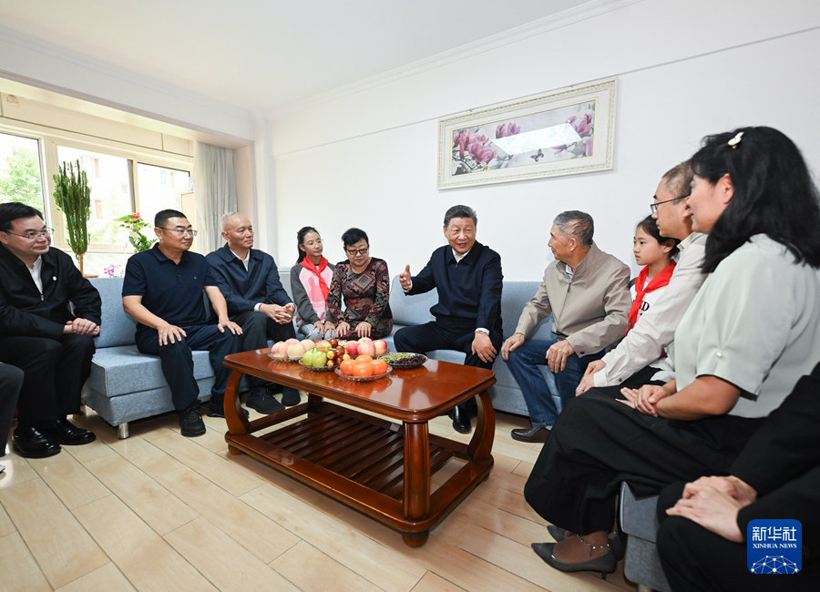 9月10日至13日，中共中央总书记、国家主席、中央军委主席习近平在甘肃考察。这是11日下午，习近平在兰州市安宁区枣林西社区考察时，同退休老党员李宗彪一家人围坐在一起拉家常。
