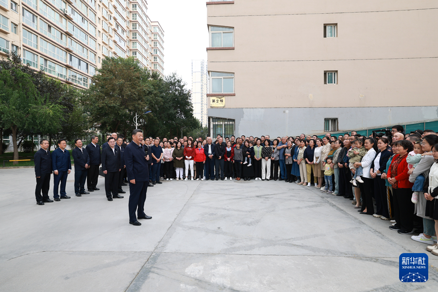 9月10日至13日，中共中央总书记、国家主席、中央军委主席习近平在甘肃考察。这是11日下午，习近平在兰州市安宁区枣林西社区广场同社区居民亲切交流。