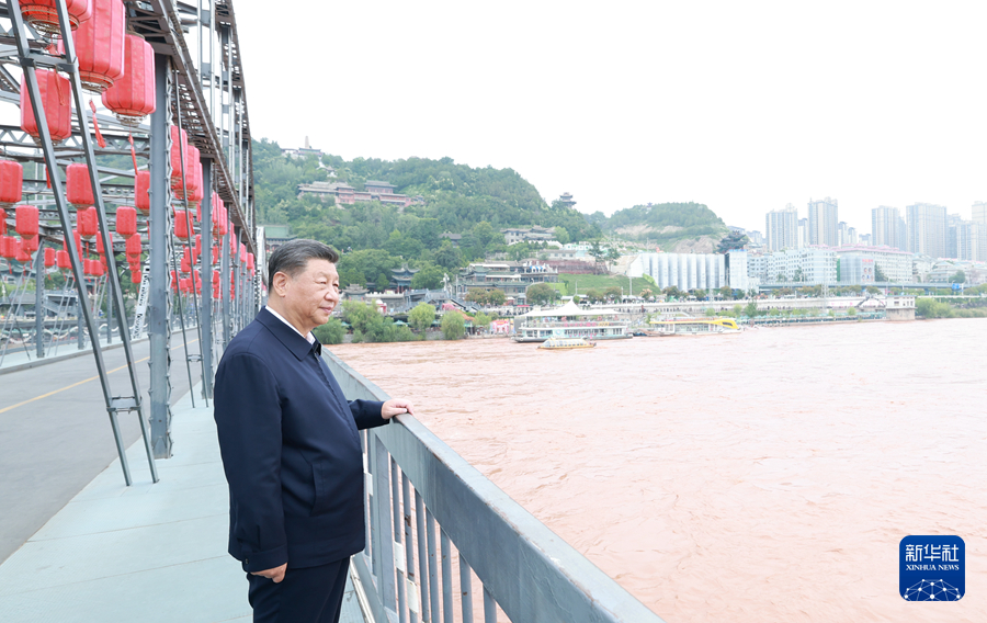 9月10日至13日，中共中央总书记、国家主席、中央军委主席习近平在甘肃考察。这是11日下午，习近平在兰州中山桥上远眺黄河。