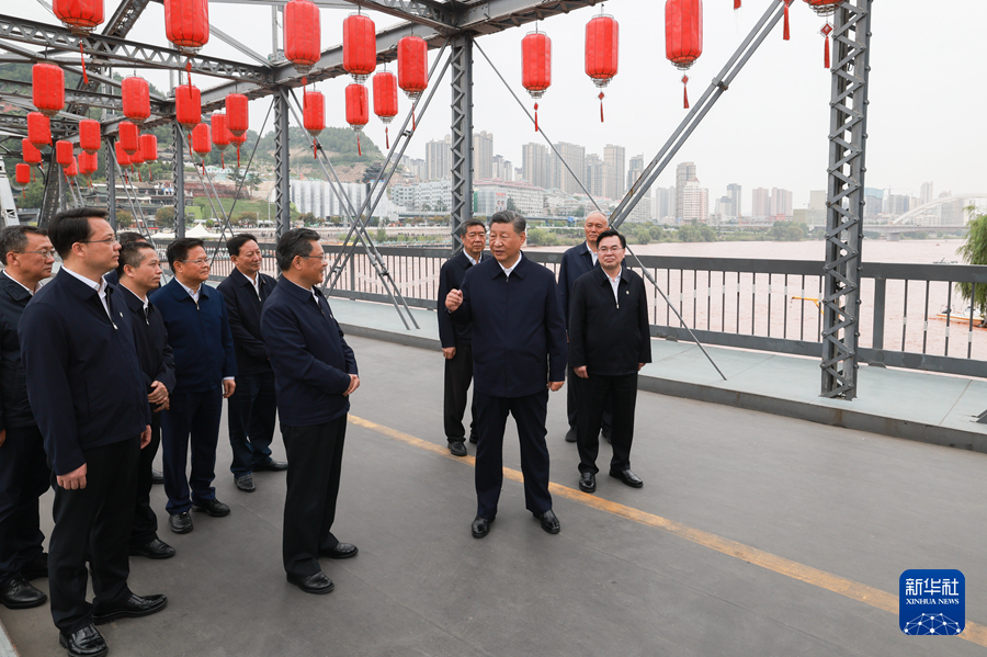 9月10日至13日，中共中央总书记、国家主席、中央军委主席习近平在甘肃考察。这是11日下午，习近平在兰州中山桥上了解黄河生态保护情况。