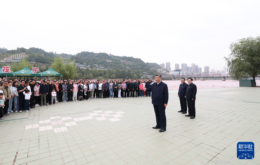 9月10日至13日，中共中央总书记、国家主席、中央军委主席习近平在甘肃考察。这是11日下午，习近平在黄河兰州中山桥段考察时，同在场的干部群众亲切交流。