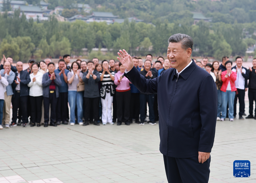 9月10日至13日，中共中央总书记、国家主席、中央军委主席习近平在甘肃考察。这是11日下午，习近平在黄河兰州中山桥段考察时，向在场的干部群众挥手致意。