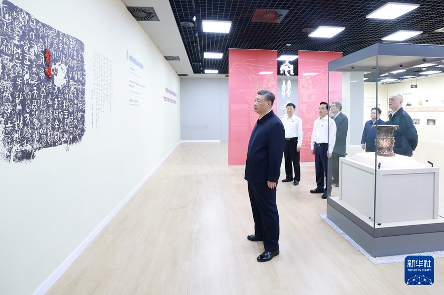9月10日，中共中央总书记、国家主席、中央军委主席习近平在前往甘肃考察途中，来到陕西省宝鸡市参观宝鸡青铜器博物院。