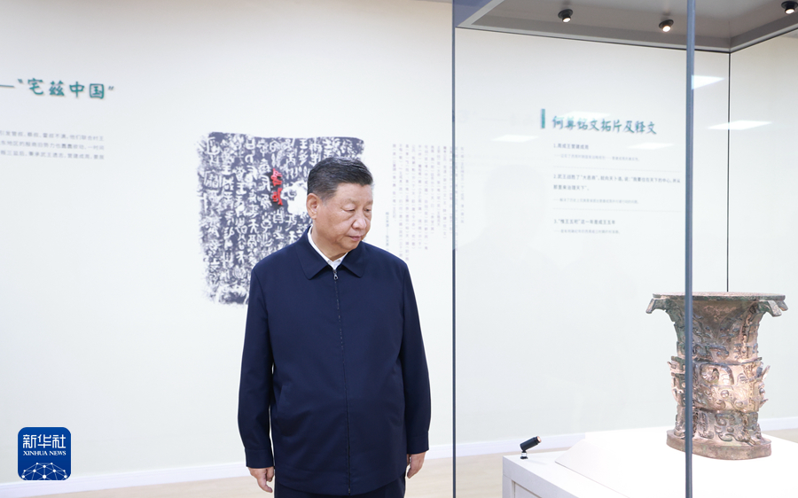 9月10日，中共中央总书记、国家主席、中央军委主席习近平在前往甘肃考察途中，来到陕西省宝鸡市参观宝鸡青铜器博物院。