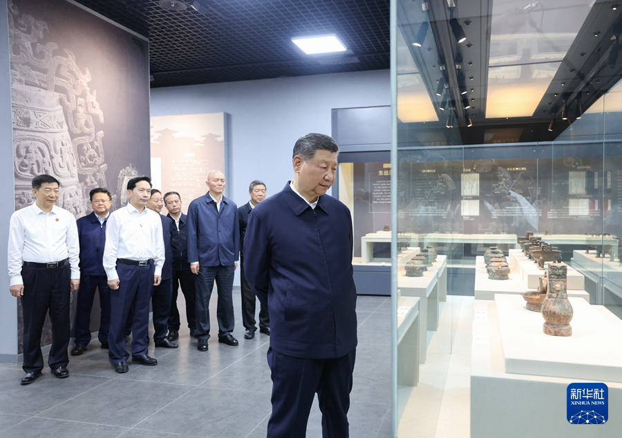 9月10日，中共中央总书记、国家主席、中央军委主席习近平在前往甘肃考察途中，来到陕西省宝鸡市参观宝鸡青铜器博物院。