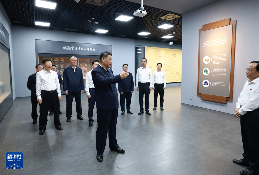 9月10日，中共中央总书记、国家主席、中央军委主席习近平在前往甘肃考察途中，来到陕西省宝鸡市参观宝鸡青铜器博物院。