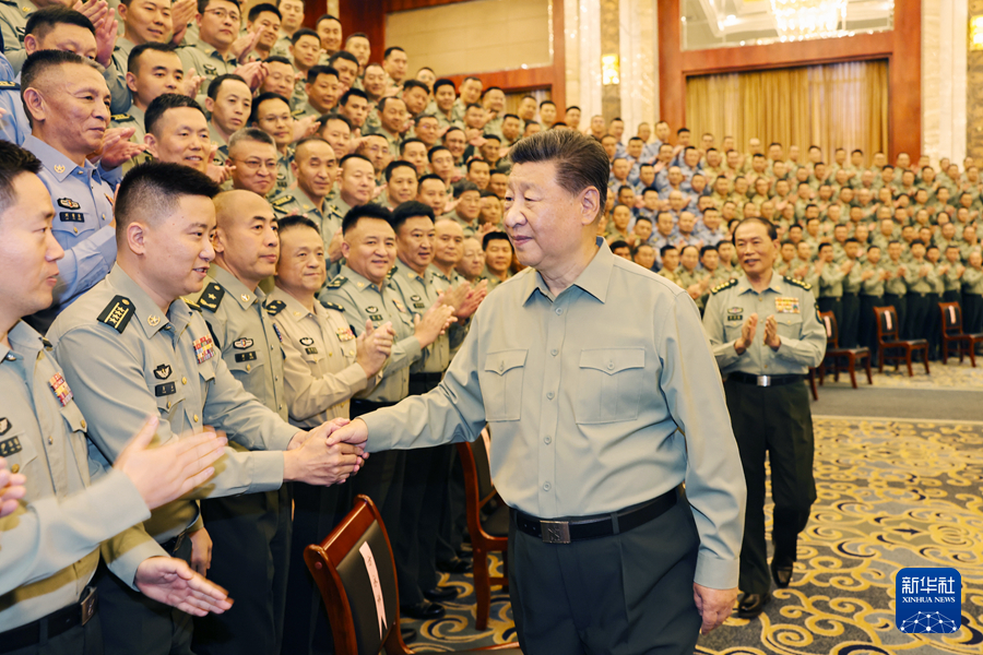 9月10日至13日，中共中央总书记、国家主席、中央军委主席习近平在甘肃考察。这是12日上午，习近平在兰州亲切接见驻兰州部队官兵代表，代表党中央和中央军委向驻兰州部队全体官兵致以诚挚问候。