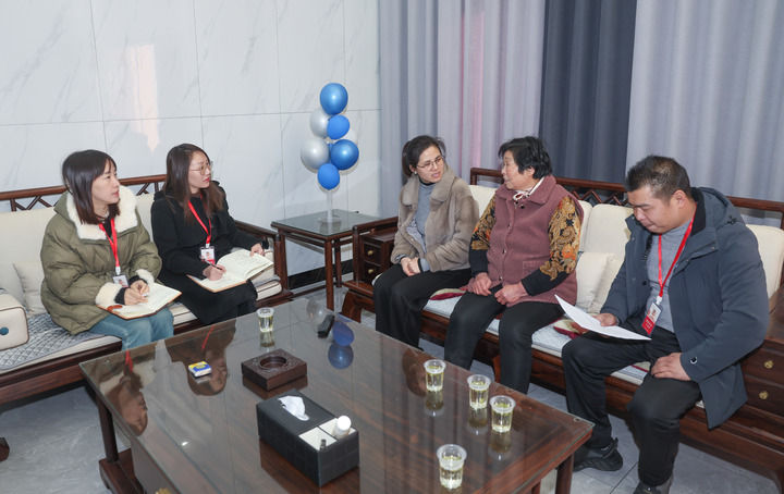 浙江省湖州市吴兴区政协委员到吴兴区东林镇保丰村村民家中收集关于保戈公路道路交通安全问题的社情民意（2024年1月24日摄）。