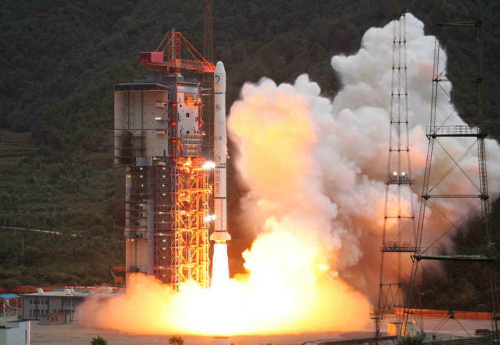 2007年10月24日，搭载着我国首颗探月卫星嫦娥一号的长征三号甲运载火箭在西昌卫星发射中心三号塔架点火发射。