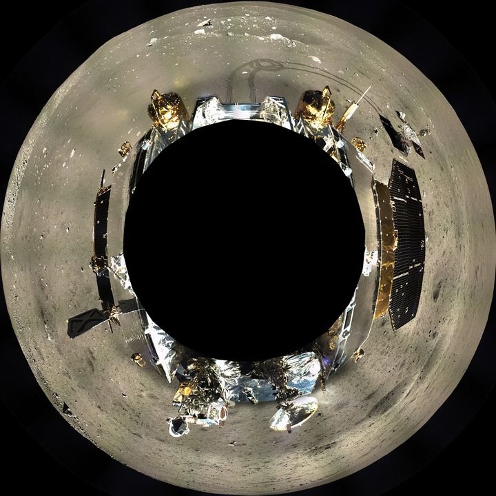 这是嫦娥三号地形地貌相机拍摄的着陆器周边360°范围的全景镶嵌影像图，采用方位投影方式表达（2013年12月17日至12月18日摄）。