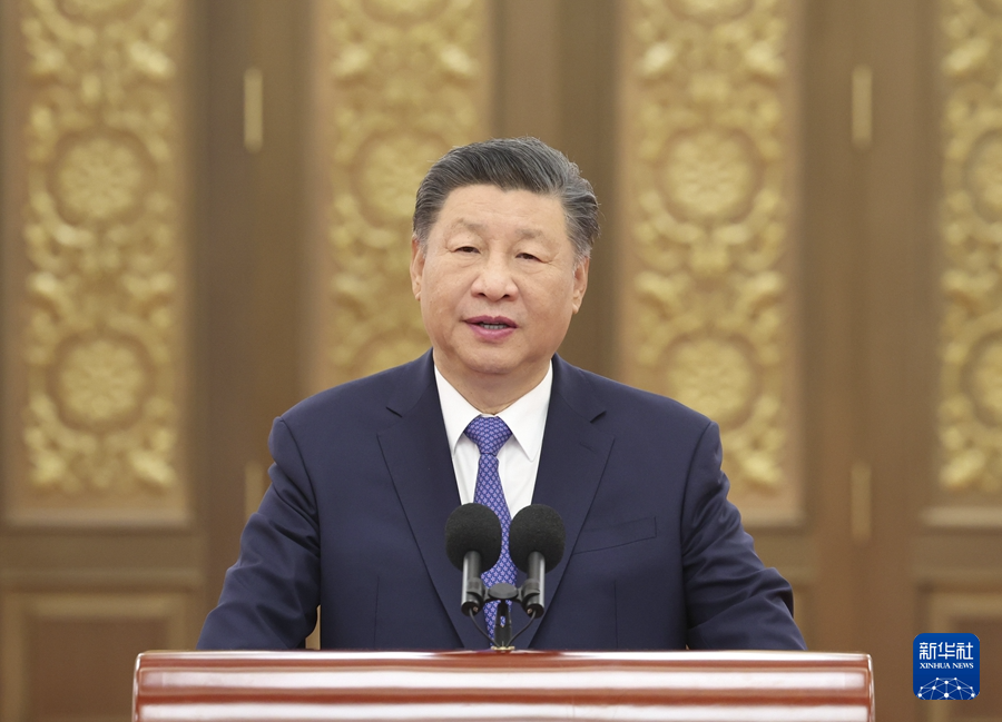 9月23日，党和国家领导人习近平、李强、赵乐际、王沪宁、蔡奇、丁薛祥、李希等在人民大会堂接见探月工程嫦娥六号任务参研参试人员代表并参观月球样品和探月工程成果展览。这是习近平发表重要讲话。