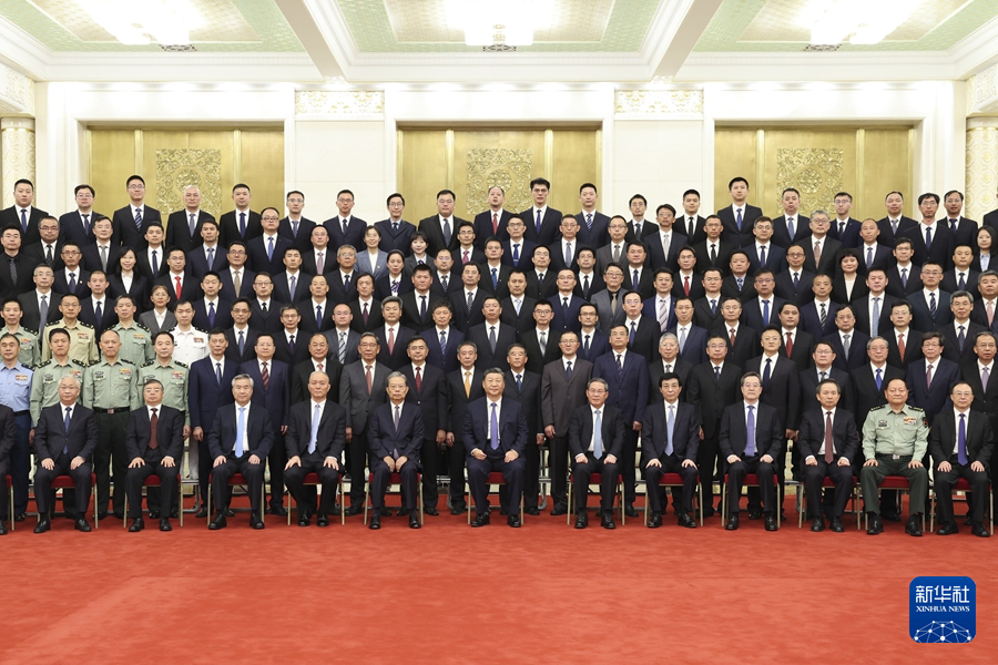 9月23日，党和国家领导人习近平、李强、赵乐际、王沪宁、蔡奇、丁薛祥、李希等在人民大会堂接见探月工程嫦娥六号任务参研参试人员代表并参观月球样品和探月工程成果展览。这是习近平等接见探月工程嫦娥六号任务参研参试人员代表。