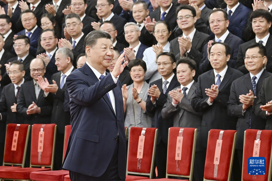 9月23日，党和国家领导人习近平、李强、赵乐际、王沪宁、蔡奇、丁薛祥、李希等在人民大会堂接见探月工程嫦娥六号任务参研参试人员代表并参观月球样品和探月工程成果展览。这是习近平等接见探月工程嫦娥六号任务参研参试人员代表。