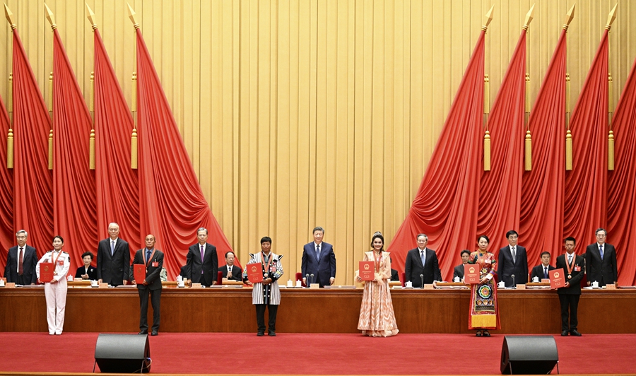 9月27日，全国民族团结进步表彰大会在北京举行。这是习近平等为受表彰的模范个人和模范集体代表颁奖。