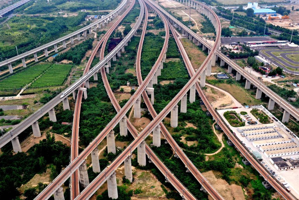 2024年5月30日拍摄的河南省郑州东站附近纵横交错的高铁线路（无人机照片）。