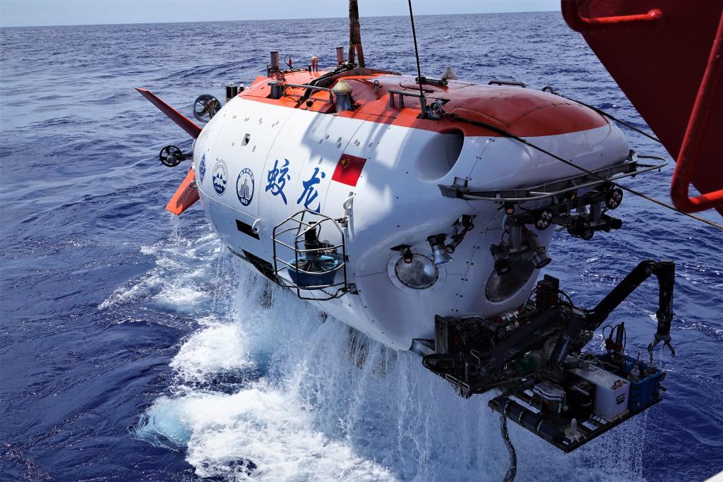 2024年8月18日，“蛟龙号”在西太平洋海域完成下潜出水。