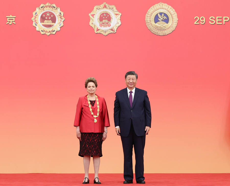 9月29日，中华人民共和国国家勋章和国家荣誉称号颁授仪式在北京人民大会堂金色大厅隆重举行。中共中央总书记、国家主席、中央军委主席习近平向“友谊勋章”获得者迪尔玛·罗塞芙颁授勋章。
