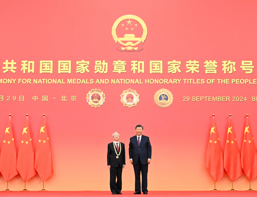 9月29日，中华人民共和国国家勋章和国家荣誉称号颁授仪式在北京人民大会堂金色大厅隆重举行。中共中央总书记、国家主席、中央军委主席习近平向“人民教育家”国家荣誉称号获得者张晋藩颁授奖章。