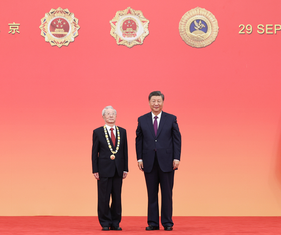 9月29日，中华人民共和国国家勋章和国家荣誉称号颁授仪式在北京人民大会堂金色大厅隆重举行。中共中央总书记、国家主席、中央军委主席习近平向“人民教育家”国家荣誉称号获得者张晋藩颁授奖章。