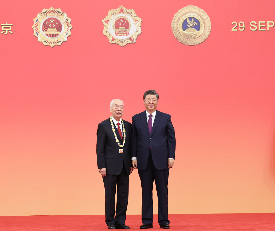 9月29日，中华人民共和国国家勋章和国家荣誉称号颁授仪式在北京人民大会堂金色大厅隆重举行。中共中央总书记、国家主席、中央军委主席习近平向“体育工作杰出贡献者”国家荣誉称号获得者张燮林颁授奖章。