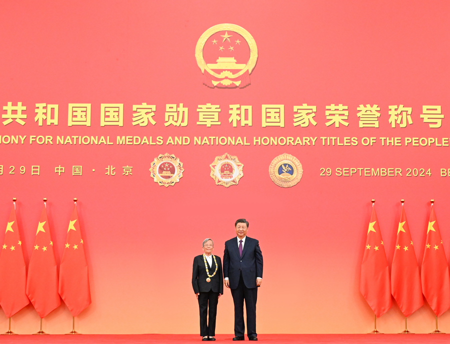 9月29日，中华人民共和国国家勋章和国家荣誉称号颁授仪式在北京人民大会堂金色大厅隆重举行。中共中央总书记、国家主席、中央军委主席习近平向“人民医护工作者”国家荣誉称号获得者路生梅颁授奖章。
