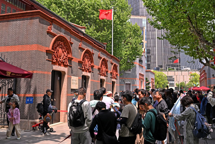 2024年5月3日，游客在位于上海的中共一大会址前参观。