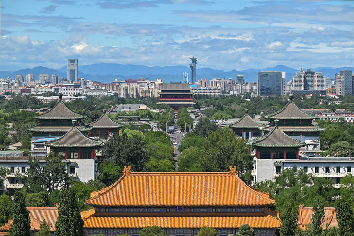 从景山上沿着北京中轴线向北眺望鼓楼（2024年8月12日摄）。