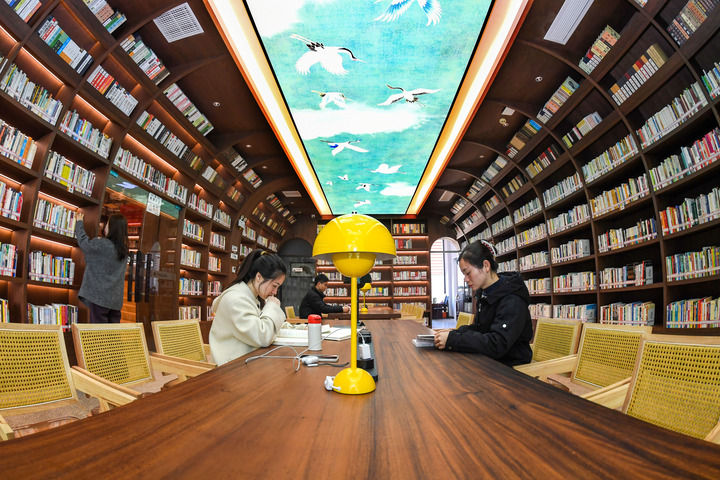 2024年1月4日，读者在江西省宜春市袁州区珠泉街道狮子山公园城市书房内阅读、学习。