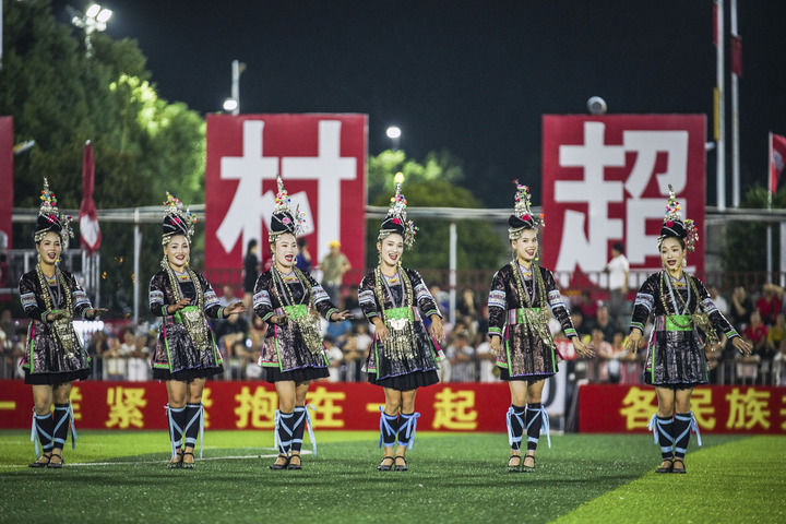 2024年9月28日，榕江县侗族大歌队的演员们在“村超”足球场上表演。当日，“发现中国之美·相约贵州村超”国际友谊赛在贵州省黔东南苗族侗族自治州榕江县的“村超”足球场举行。