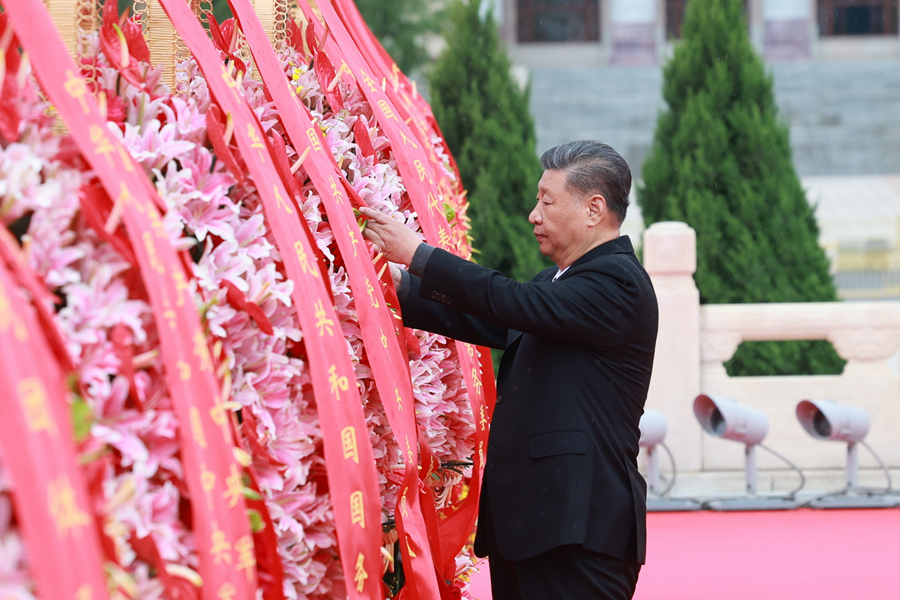 9月30日上午，党和国家领导人习近平、李强、赵乐际、王沪宁、蔡奇、丁薛祥、李希、韩正等来到北京天安门广场，出席烈士纪念日向人民英雄敬献花篮仪式。这是习近平整理花篮上的缎带。