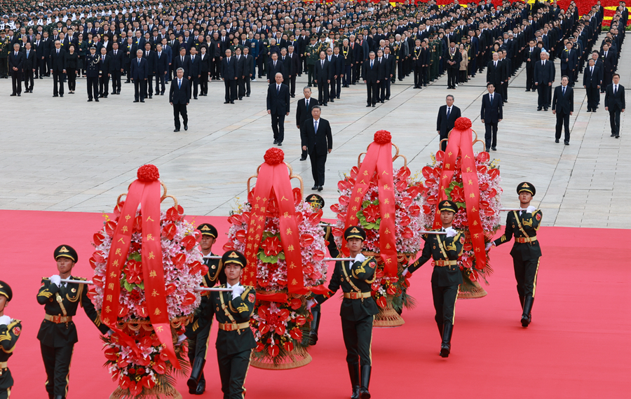 9月30日上午，党和国家领导人习近平、李强、赵乐际、王沪宁、蔡奇、丁薛祥、李希、韩正等来到北京天安门广场，出席烈士纪念日向人民英雄敬献花篮仪式。