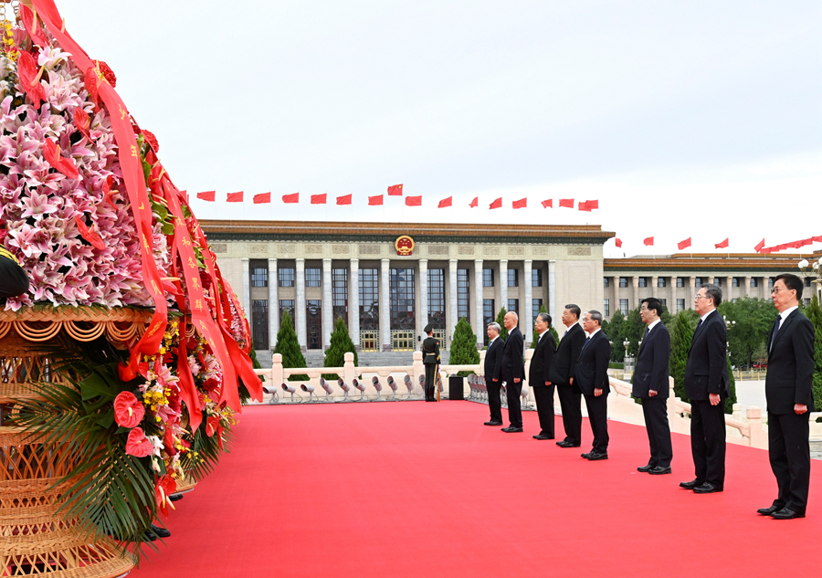 9月30日上午，党和国家领导人习近平、李强、赵乐际、王沪宁、蔡奇、丁薛祥、李希、韩正等来到北京天安门广场，出席烈士纪念日向人民英雄敬献花篮仪式。