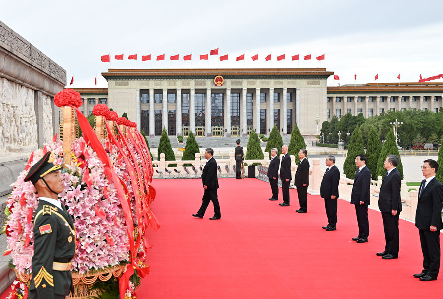 9月30日上午，党和国家领导人习近平、李强、赵乐际、王沪宁、蔡奇、丁薛祥、李希、韩正等来到北京天安门广场，出席烈士纪念日向人民英雄敬献花篮仪式。