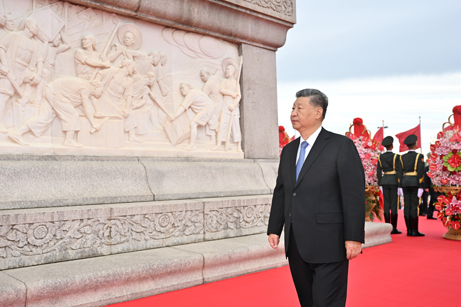 9月30日上午，党和国家领导人习近平、李强、赵乐际、王沪宁、蔡奇、丁薛祥、李希、韩正等来到北京天安门广场，出席烈士纪念日向人民英雄敬献花篮仪式。这是习近平瞻仰人民英雄纪念碑。