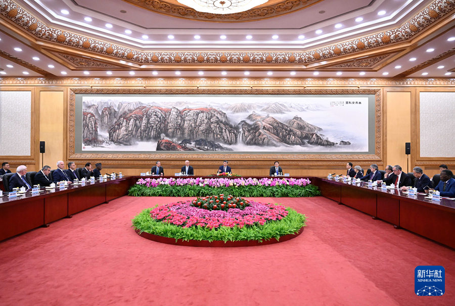 10月11日上午，国家主席习近平在北京人民大会堂集体会见出席中国国际友好大会暨中国人民对外友好协会成立70周年纪念活动的外方嘉宾。