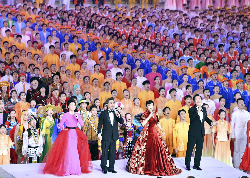 2021年6月28日晚，庆祝中国共产党成立100周年文艺演出《伟大征程》在北京国家体育场盛大举行。这是演员们演唱歌曲《领航》。
