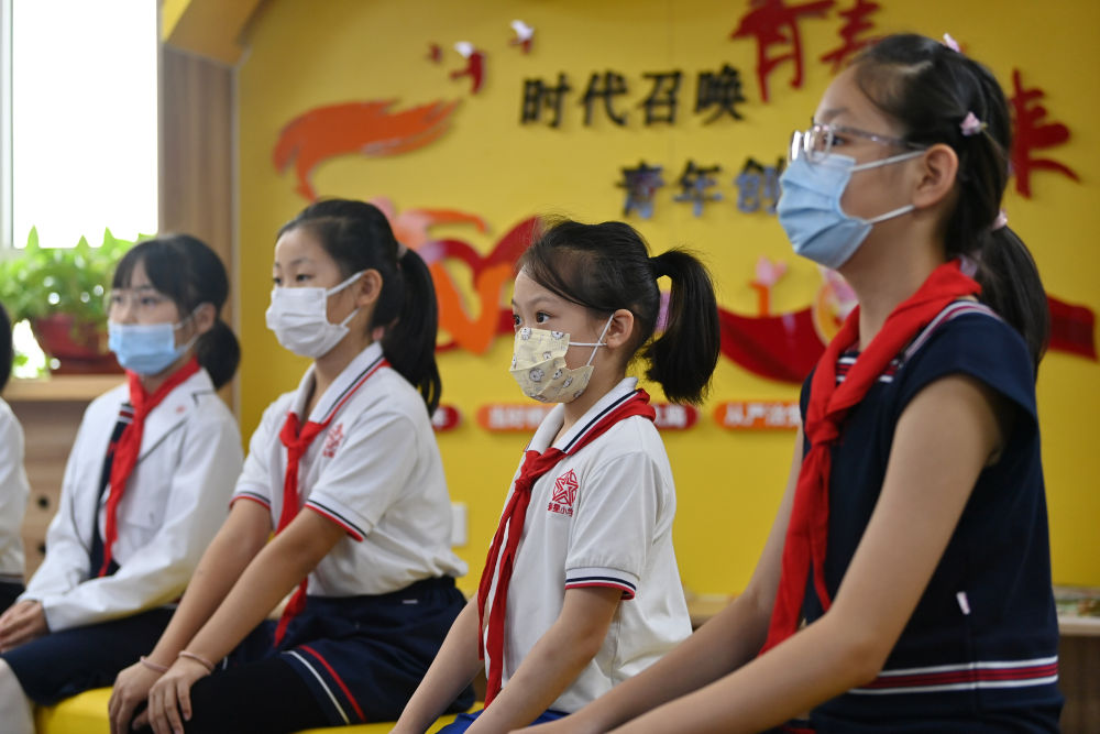 天津市和平区新星小学学生在观看电影《我和我的祖国》（2021年9月28日摄）。