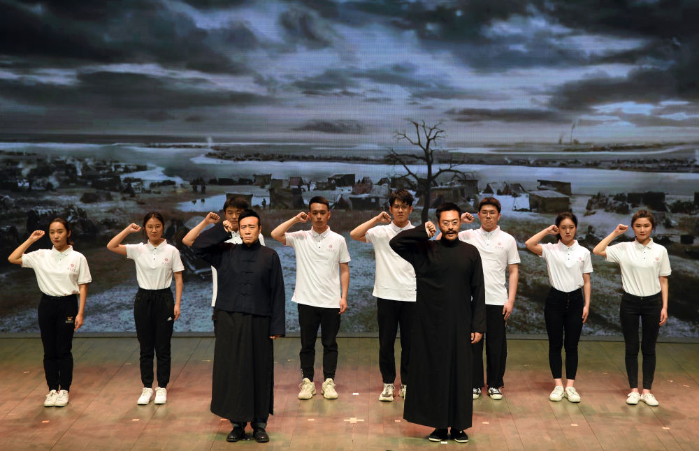 电视剧《觉醒年代》主创团队走进北京大学，剧中主要演员与北大学生同台演出（2021年4月20日摄）。