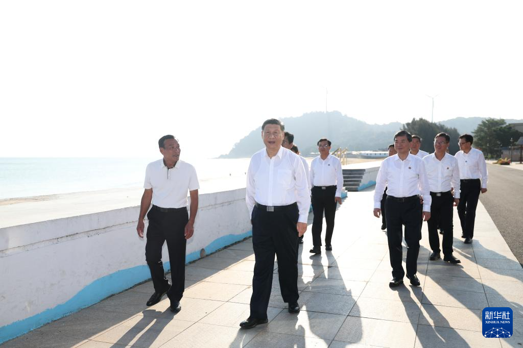 10月15日至16日，中共中央总书记、国家主席、中央军委主席习近平在福建考察。这是15日下午，习近平在漳州市东山县陈城镇澳角村考察时，步行察看澳角湾海域环境和村容村貌。