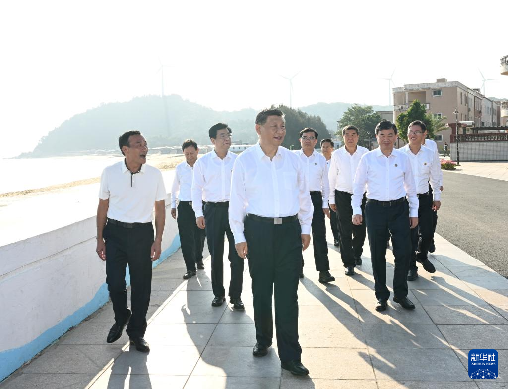 10月15日至16日，中共中央总书记、国家主席、中央军委主席习近平在福建考察。这是15日下午，习近平在漳州市东山县陈城镇澳角村考察时，步行察看澳角湾海域环境和村容村貌。